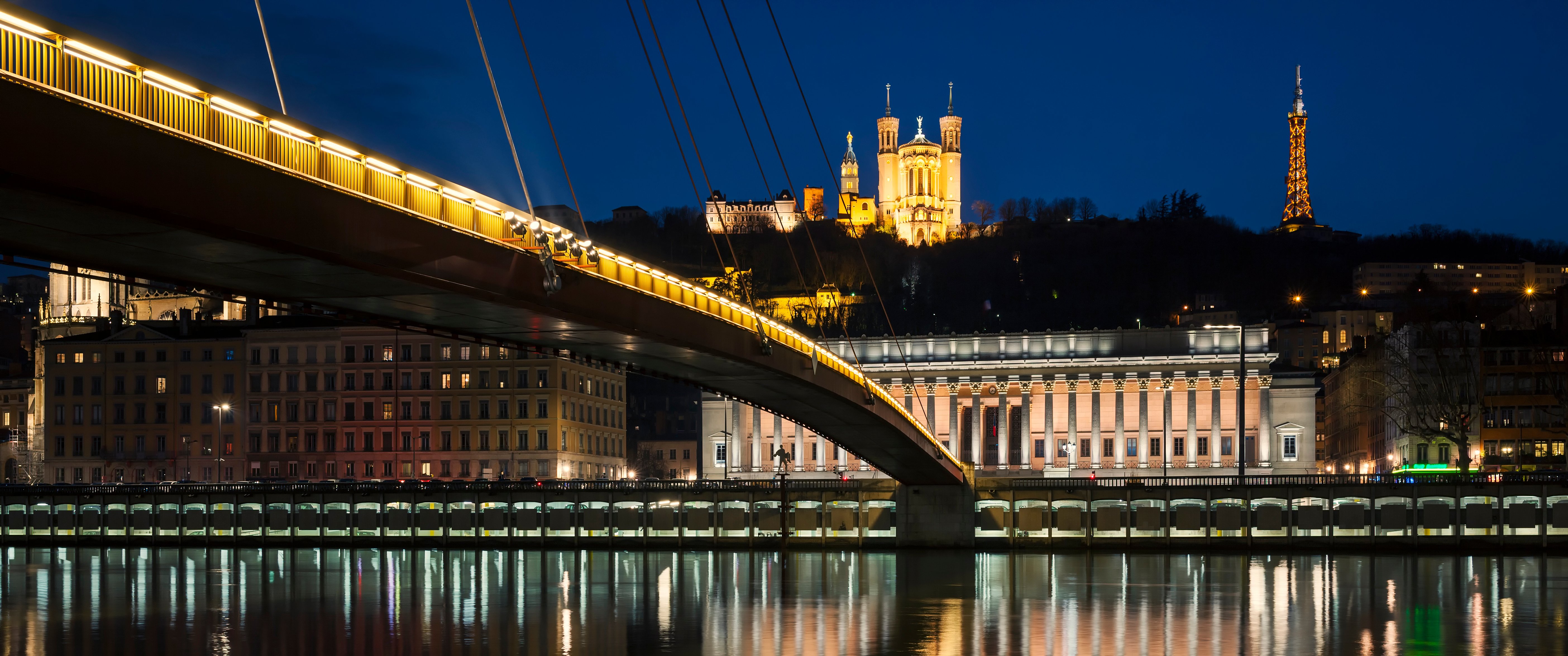 panoramic-view-of-saone-river-by-night-lyon